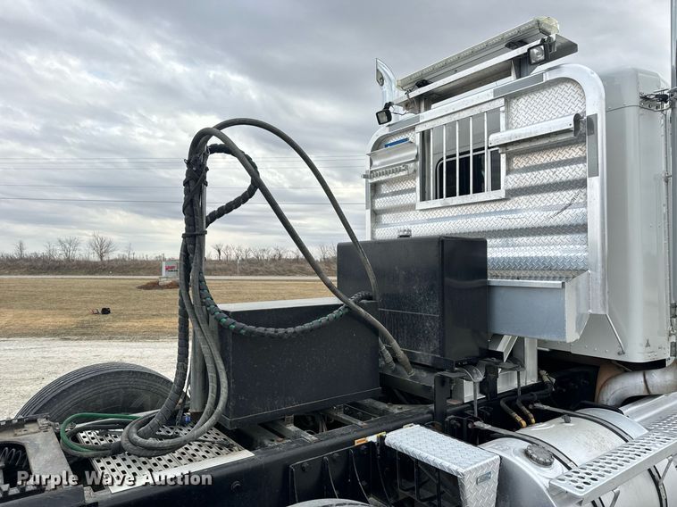 image for item DV1822 2008 Kenworth T800B semi truck