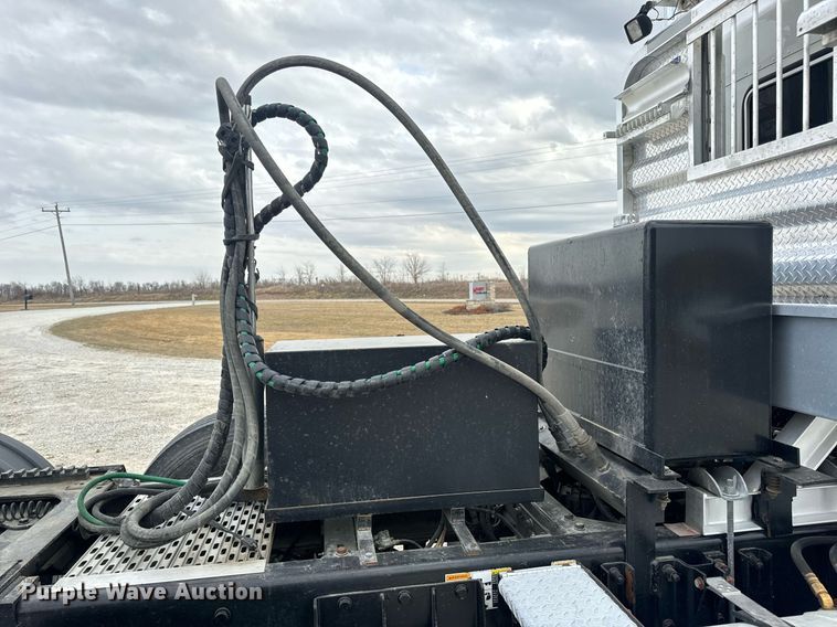 image for item DV1822 2008 Kenworth T800B semi truck