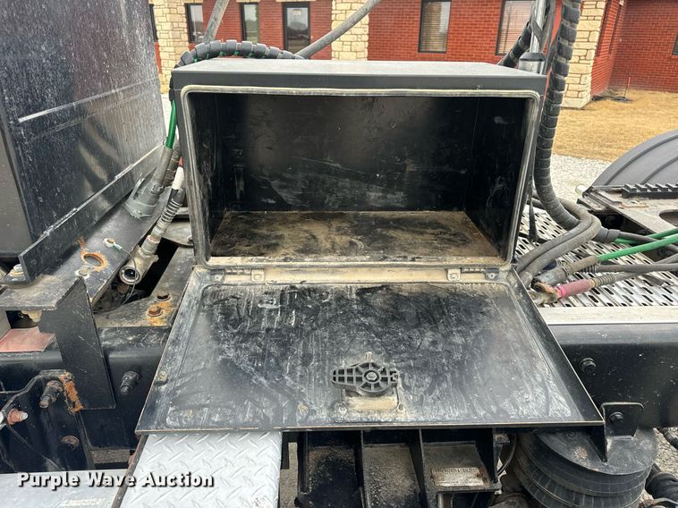 image for item DV1822 2008 Kenworth T800B semi truck