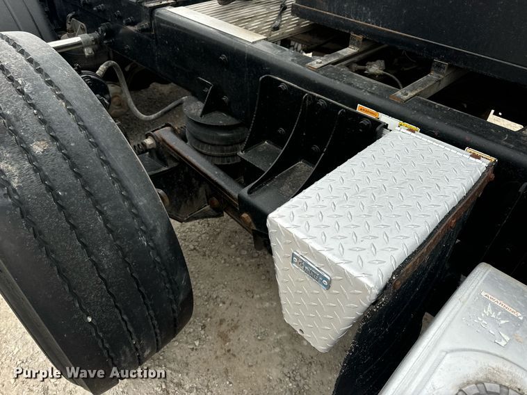 image for item DV1822 2008 Kenworth T800B semi truck