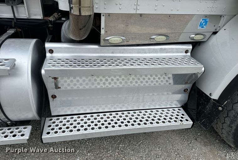 image for item DV1822 2008 Kenworth T800B semi truck