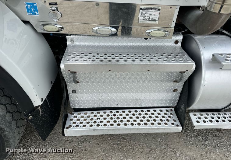 image for item DV1822 2008 Kenworth T800B semi truck