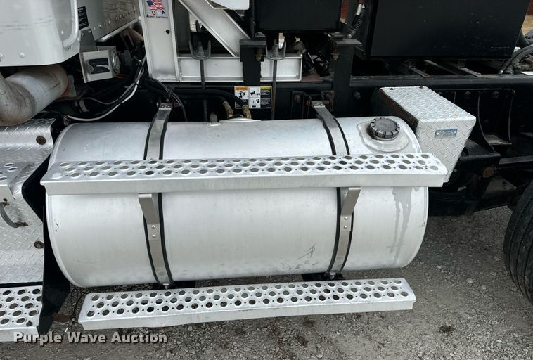 image for item DV1822 2008 Kenworth T800B semi truck