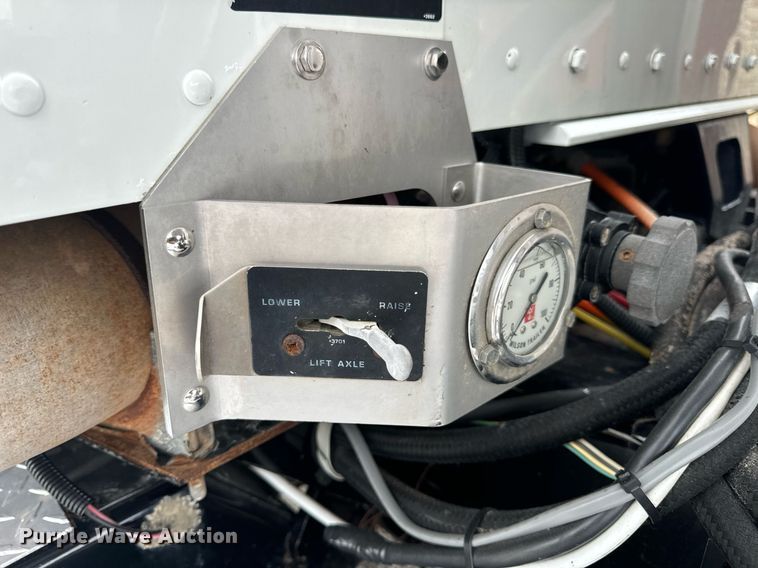 image for item DV1822 2008 Kenworth T800B semi truck