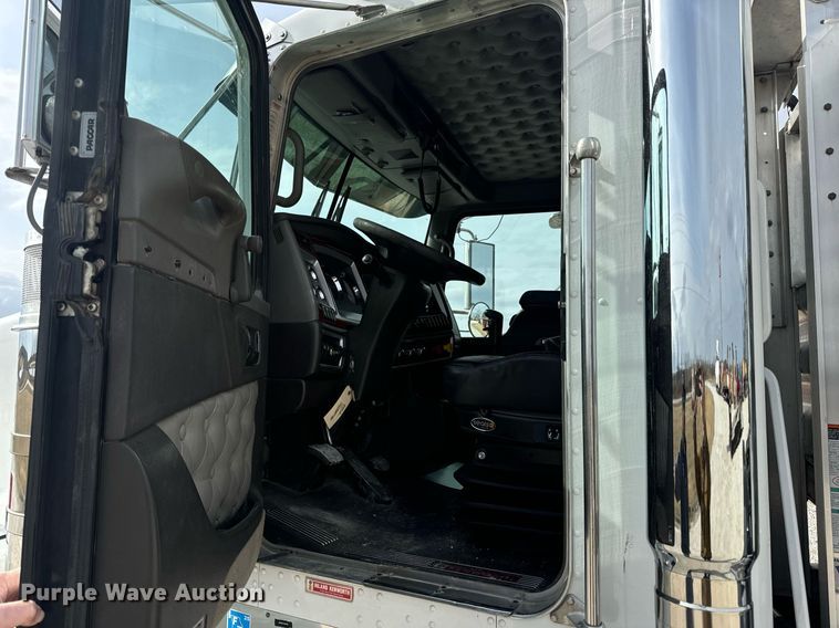 image for item DV1822 2008 Kenworth T800B semi truck