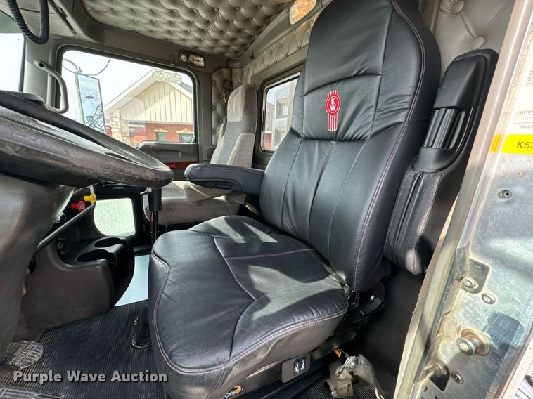 image for item DV1822 2008 Kenworth T800B semi truck