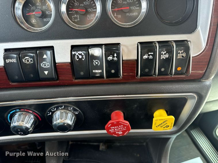 image for item DV1822 2008 Kenworth T800B semi truck