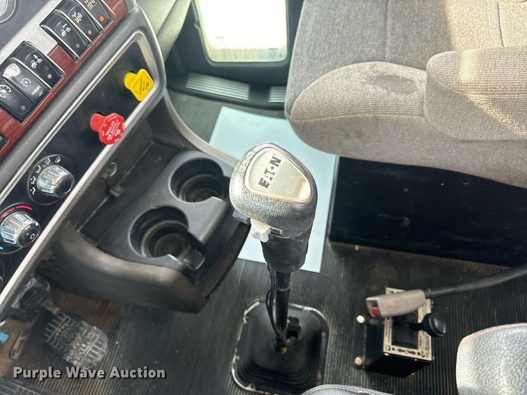 image for item DV1822 2008 Kenworth T800B semi truck