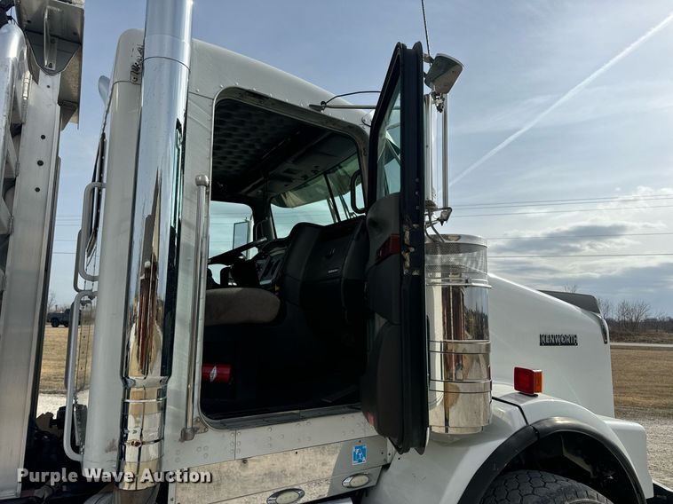 image for item DV1822 2008 Kenworth T800B semi truck
