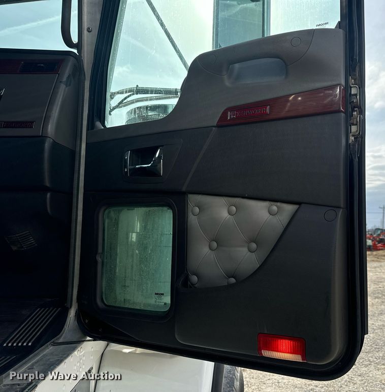 image for item DV1822 2008 Kenworth T800B semi truck