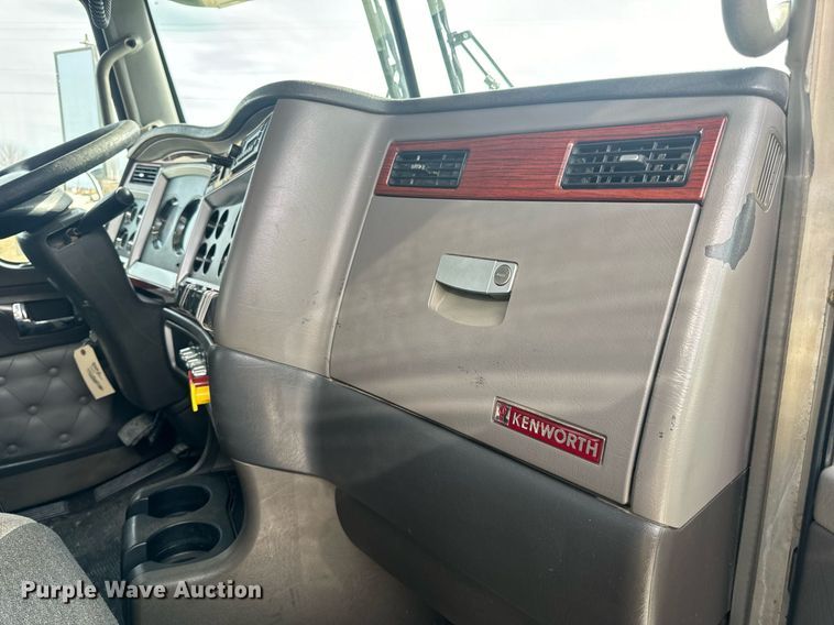 image for item DV1822 2008 Kenworth T800B semi truck