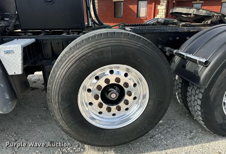 image for item DV1822 2008 Kenworth T800B semi truck