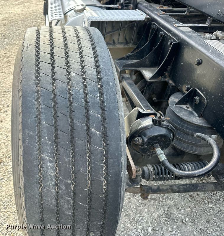 image for item DV1822 2008 Kenworth T800B semi truck