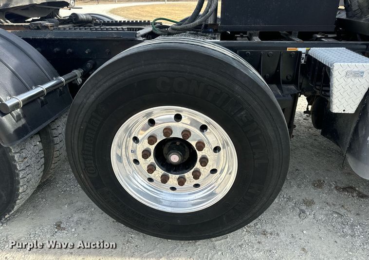 image for item DV1822 2008 Kenworth T800B semi truck