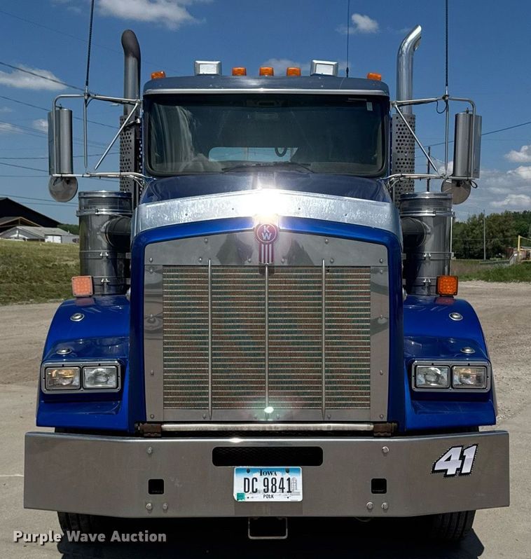 image for item DV2628 2012 Kenworth T800 semi truck