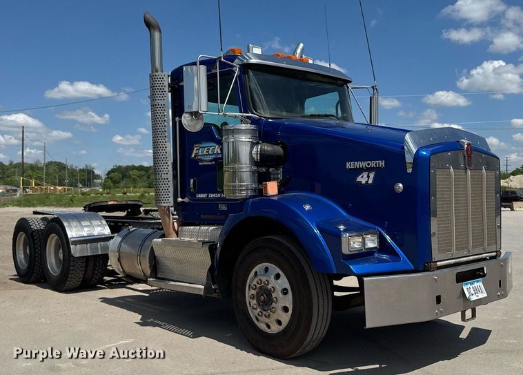 image for item DV2628 2012 Kenworth T800 semi truck