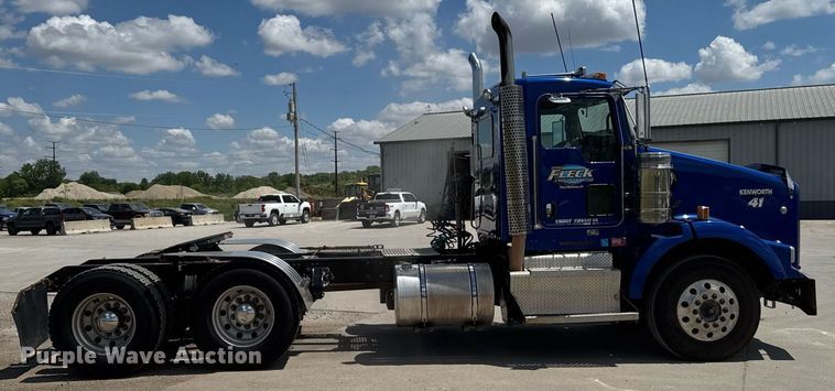image for item DV2628 2012 Kenworth T800 semi truck