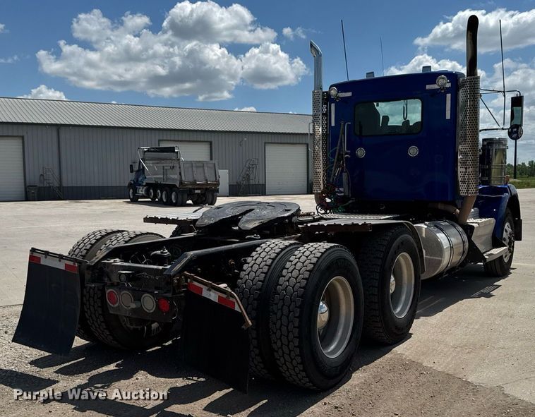image for item DV2628 2012 Kenworth T800 semi truck