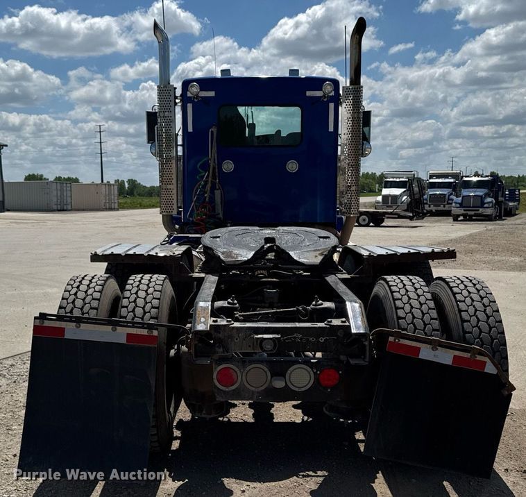 image for item DV2628 2012 Kenworth T800 semi truck