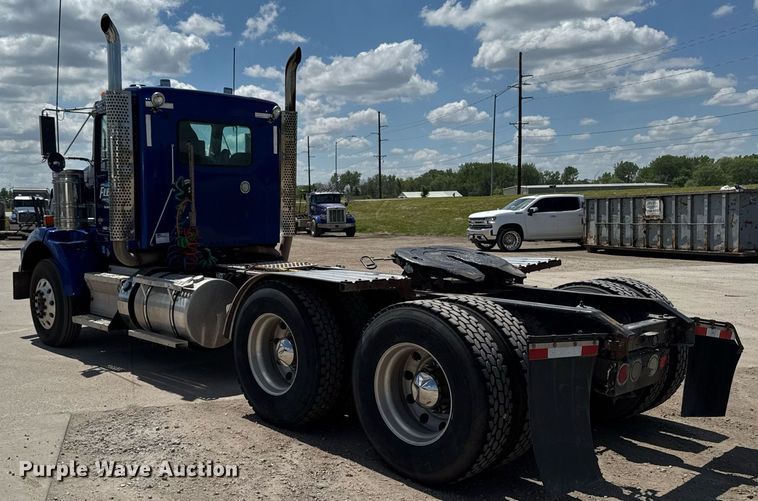 image for item DV2628 2012 Kenworth T800 semi truck