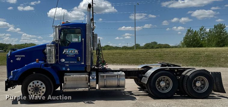 image for item DV2628 2012 Kenworth T800 semi truck