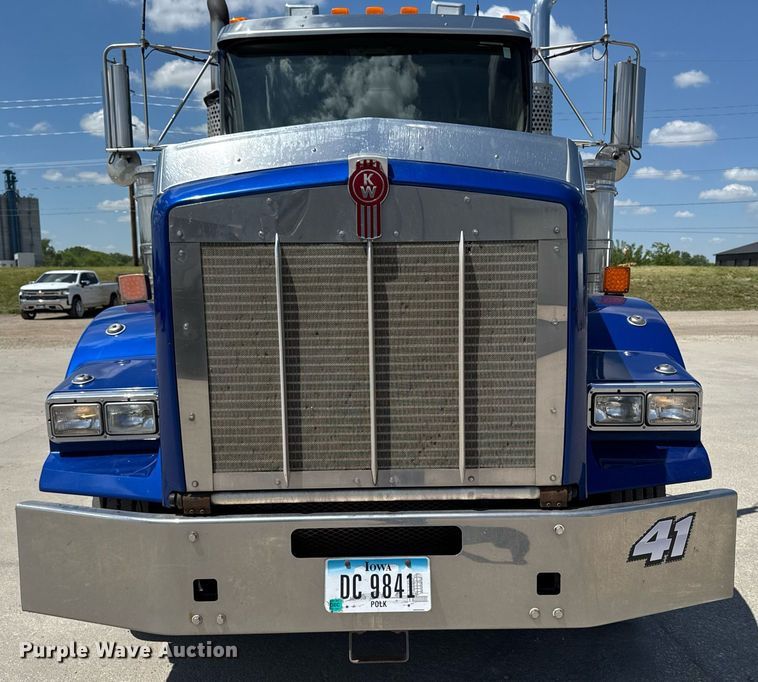 image for item DV2628 2012 Kenworth T800 semi truck