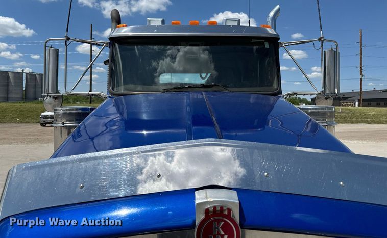 image for item DV2628 2012 Kenworth T800 semi truck