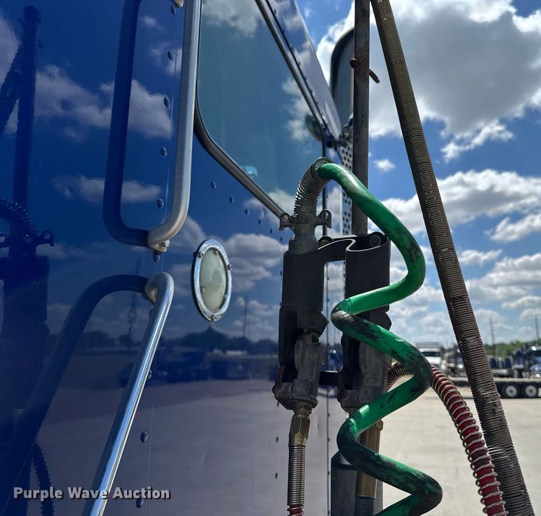 image for item DV2628 2012 Kenworth T800 semi truck