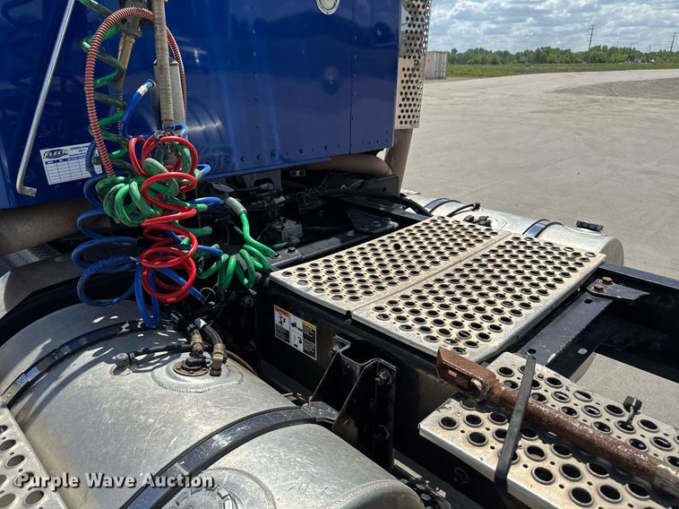 image for item DV2628 2012 Kenworth T800 semi truck