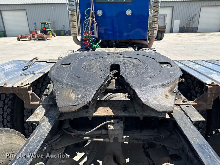 image for item DV2628 2012 Kenworth T800 semi truck