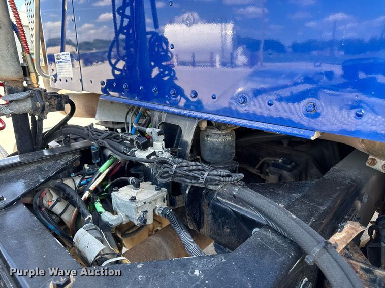 image for item DV2628 2012 Kenworth T800 semi truck