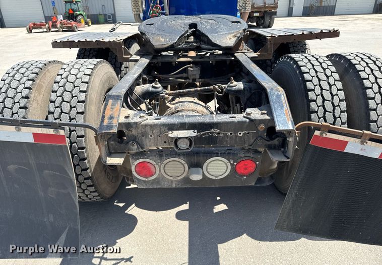 image for item DV2628 2012 Kenworth T800 semi truck