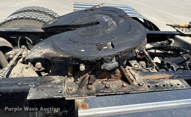 image for item DV2628 2012 Kenworth T800 semi truck