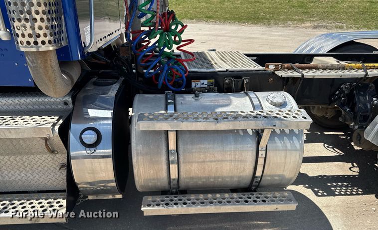 image for item DV2628 2012 Kenworth T800 semi truck