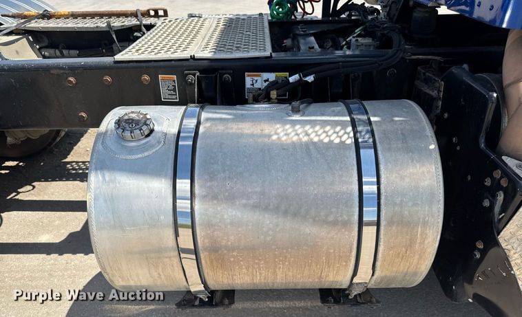 image for item DV2628 2012 Kenworth T800 semi truck