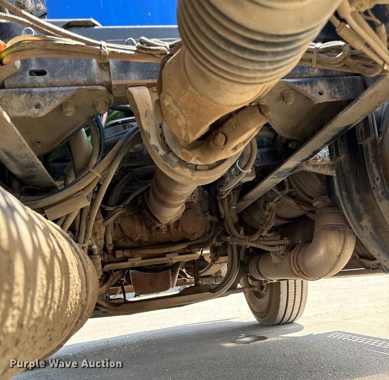 image for item DV2628 2012 Kenworth T800 semi truck