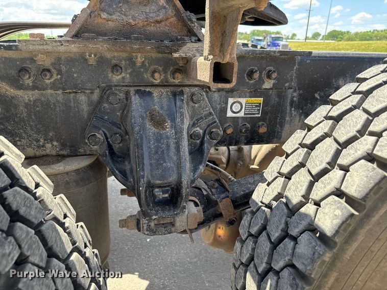 image for item DV2628 2012 Kenworth T800 semi truck