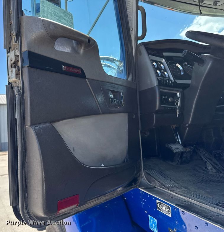 image for item DV2628 2012 Kenworth T800 semi truck