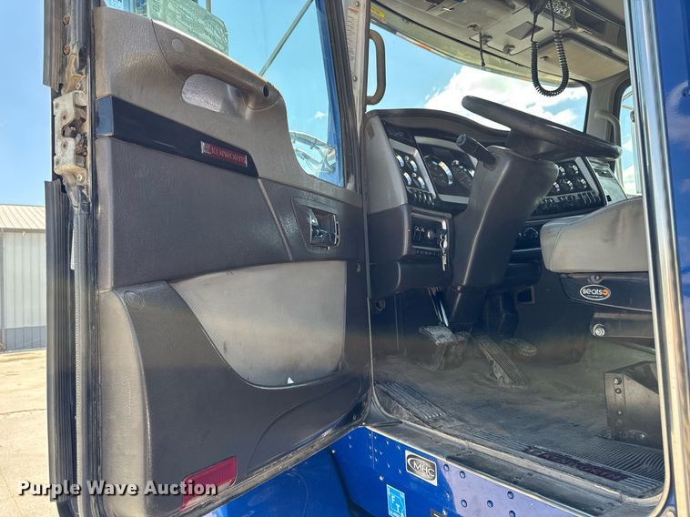 image for item DV2628 2012 Kenworth T800 semi truck