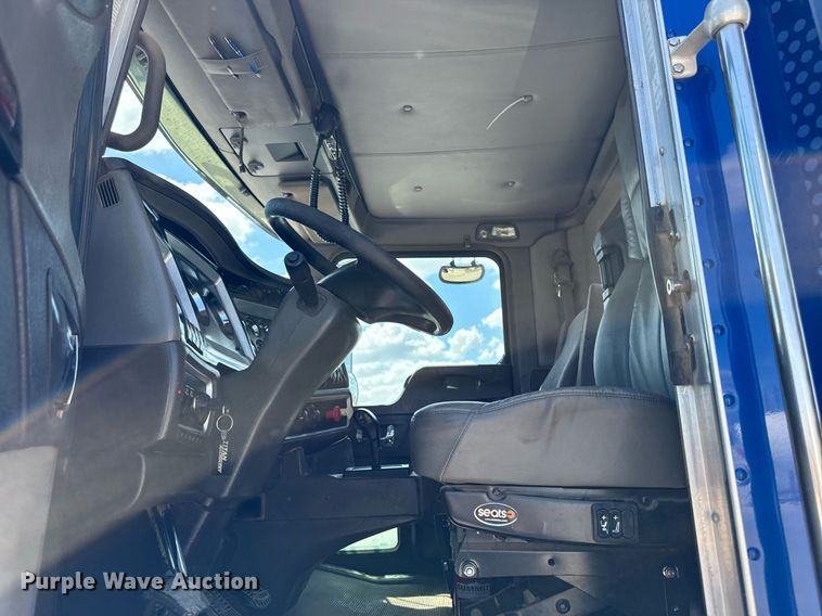 image for item DV2628 2012 Kenworth T800 semi truck