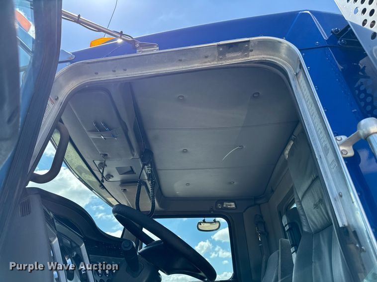 image for item DV2628 2012 Kenworth T800 semi truck