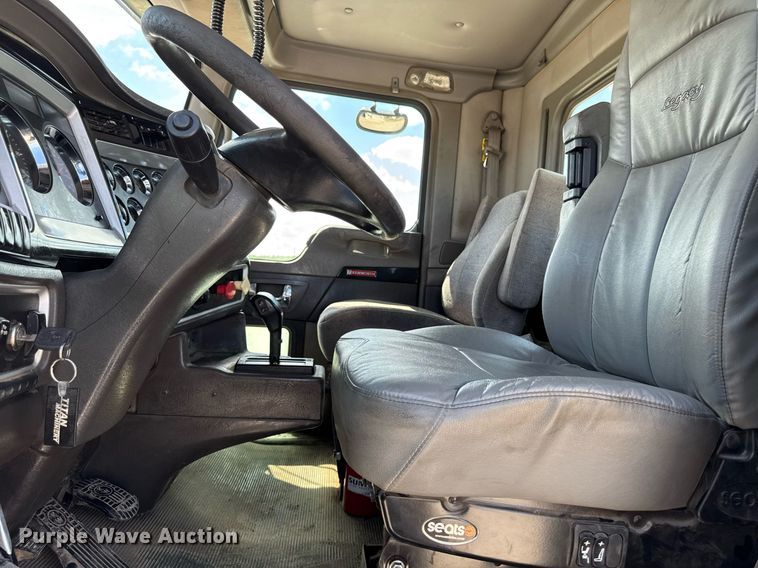 image for item DV2628 2012 Kenworth T800 semi truck