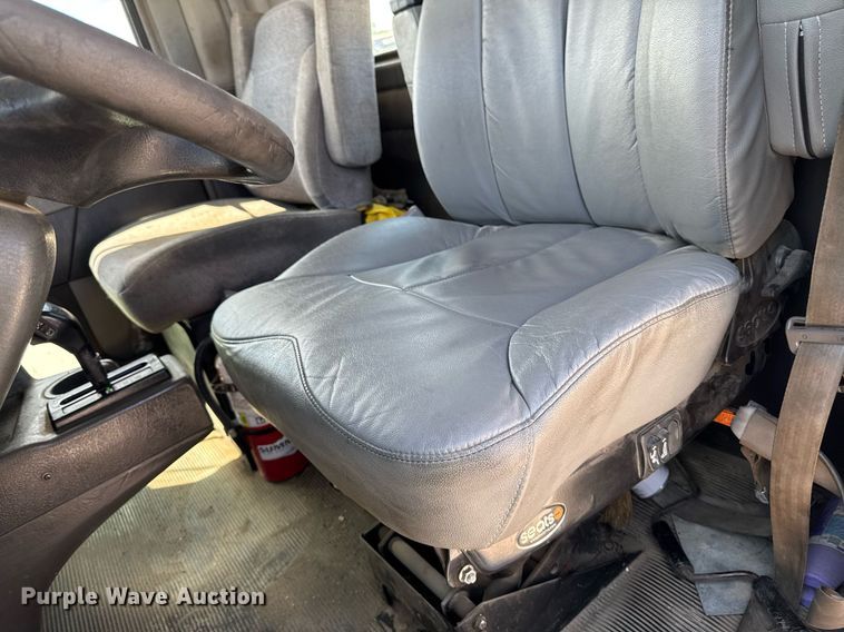 image for item DV2628 2012 Kenworth T800 semi truck