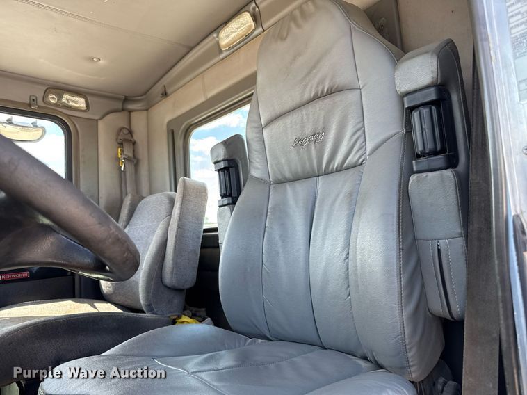 image for item DV2628 2012 Kenworth T800 semi truck