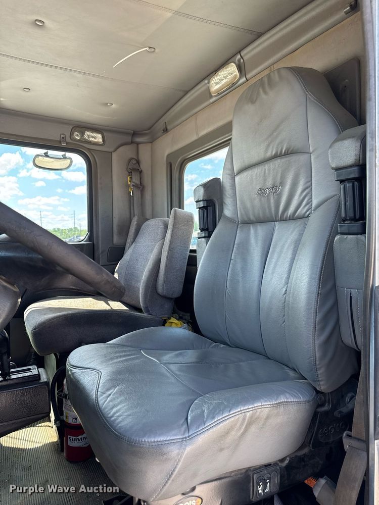 image for item DV2628 2012 Kenworth T800 semi truck