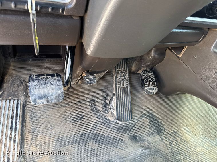 image for item DV2628 2012 Kenworth T800 semi truck