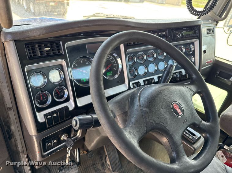 image for item DV2628 2012 Kenworth T800 semi truck