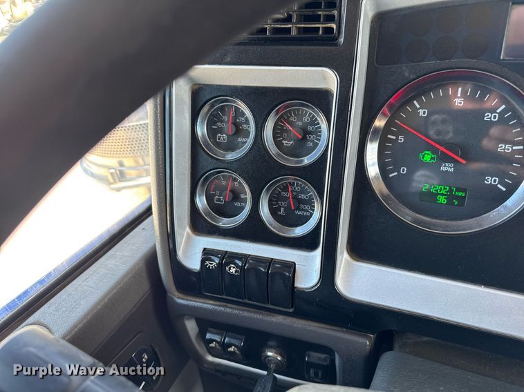 image for item DV2628 2012 Kenworth T800 semi truck