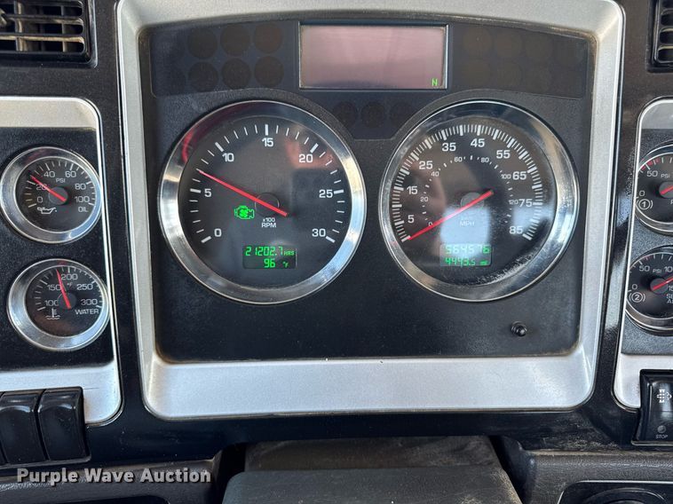 image for item DV2628 2012 Kenworth T800 semi truck