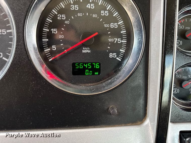 image for item DV2628 2012 Kenworth T800 semi truck